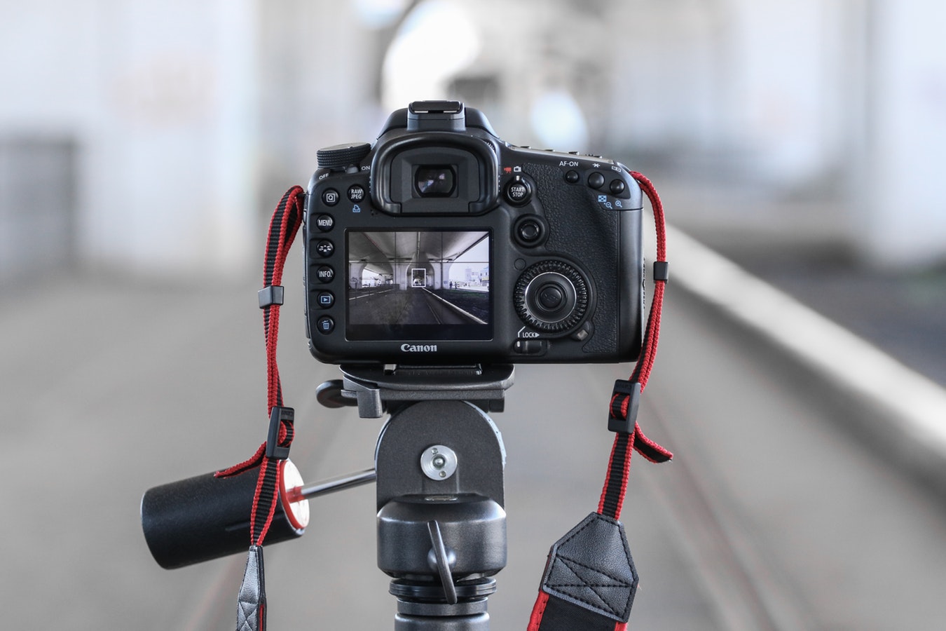 Canon DSLR on tripod with out-of-focus background - choosing the best video camera for beignners