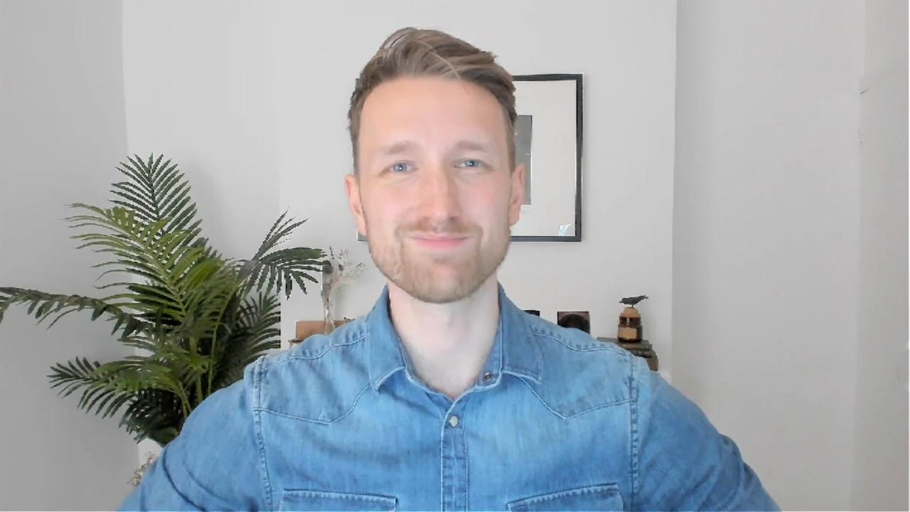 Tom in front of webcam - How to improve your webcam quality