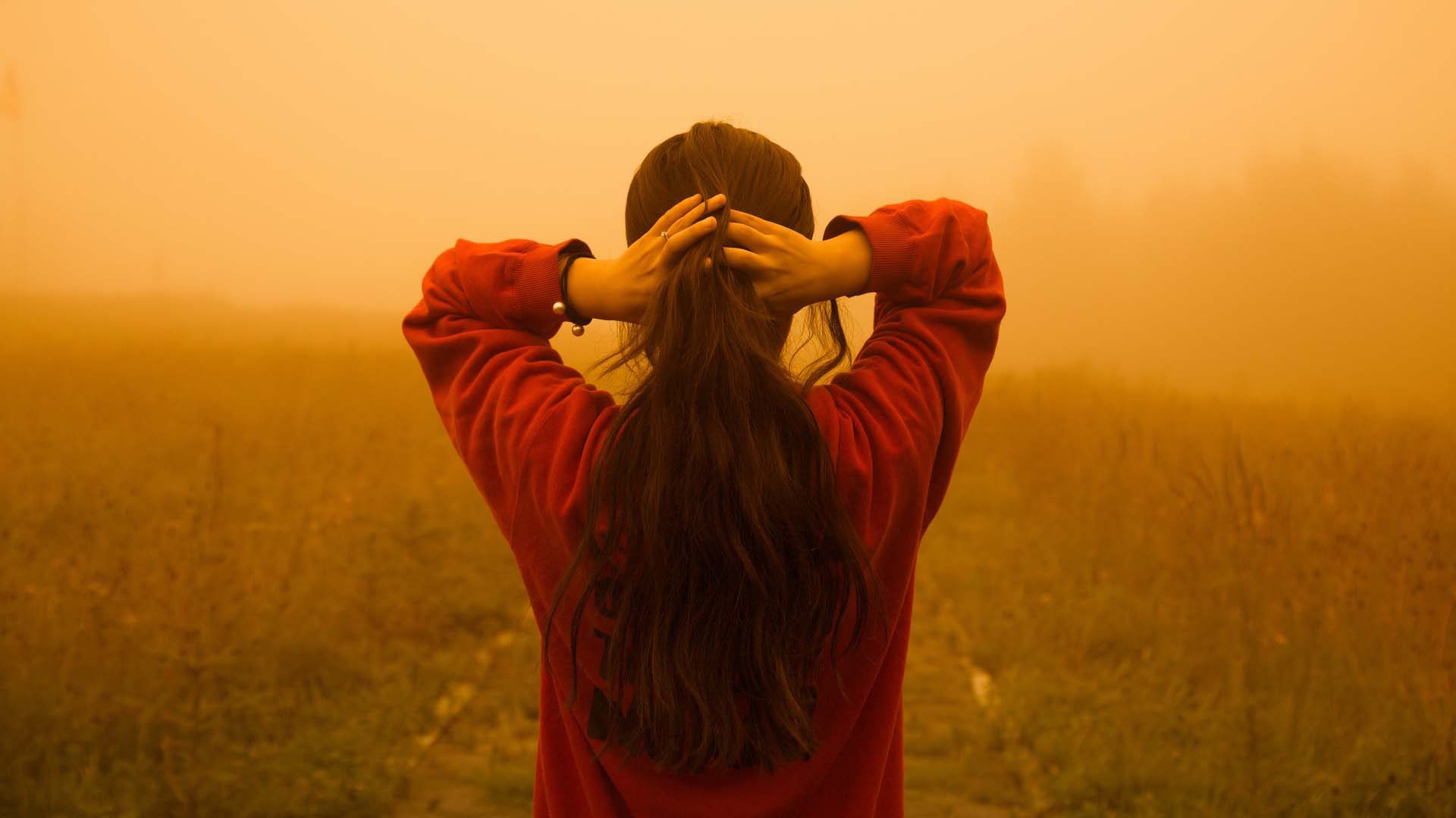 Atmospheric effects - other ways to create depth in photography - girl in hazy field