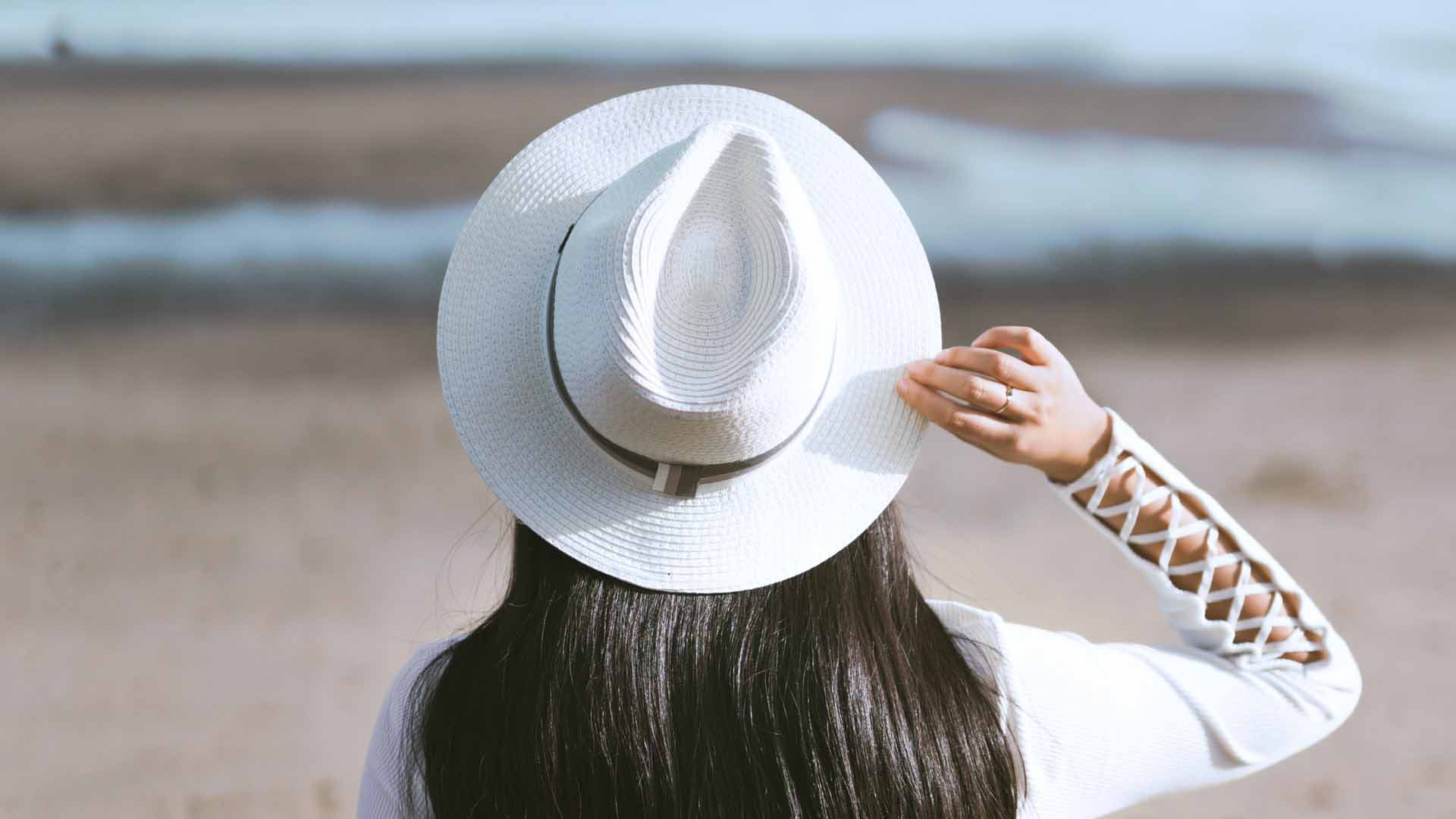What is depth of field - how to use depth of field for subject separation - girl on beach with hat